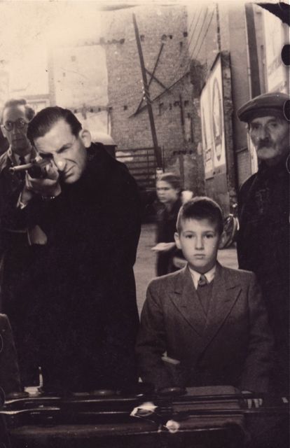 In zijn hoofd gonsde het mantra: Komaan pa, ik wil die pim-pam-pet, ik wil die pim-pam-pet, ik wil die...